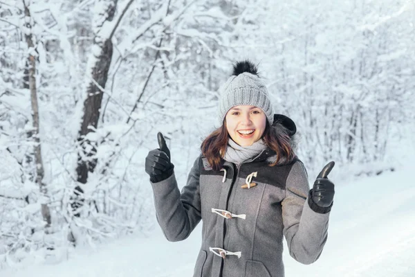 美しい冬の森の若い女性 — ストック写真