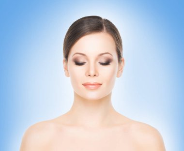  Genç ve güzel esmer kadın