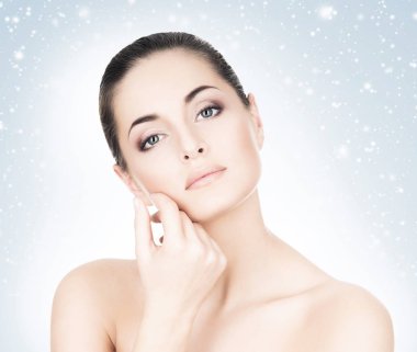  Genç ve güzel esmer kadın