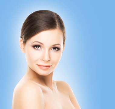  Genç ve güzel esmer kadın