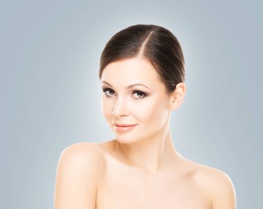  Genç ve güzel esmer kadın