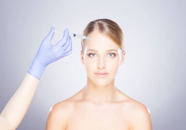 Kadının yüzü içine enjeksiyon yapma doktor