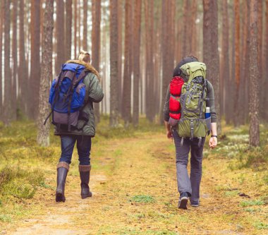 Genç erkek ormanda hiking 
