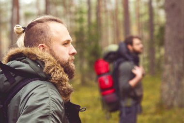 Genç erkek ormanda hiking 