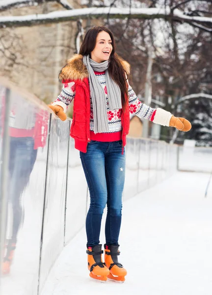 Jeune et jolie femme patinant — Photo