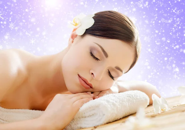 Młody i naturalne kobiety na masaż spa — Zdjęcie stockowe