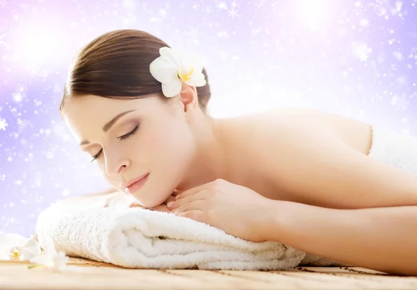 Mujer joven y natural en masaje de spa —  Fotos de Stock