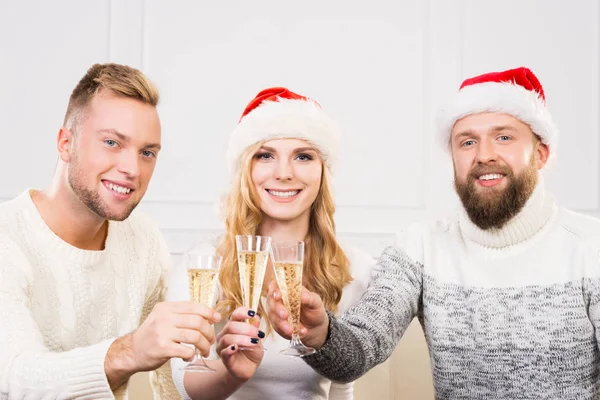 Groupe d'amis dans chapeaux de Noël célébrant — Photo