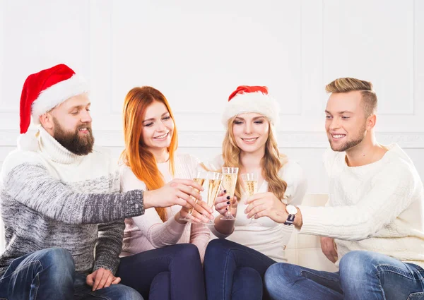 Grupo de amigos en sombreros de Navidad celebrando — Foto de Stock