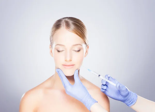 Zastavil doktor injekce do tváře ženy — Stock fotografie