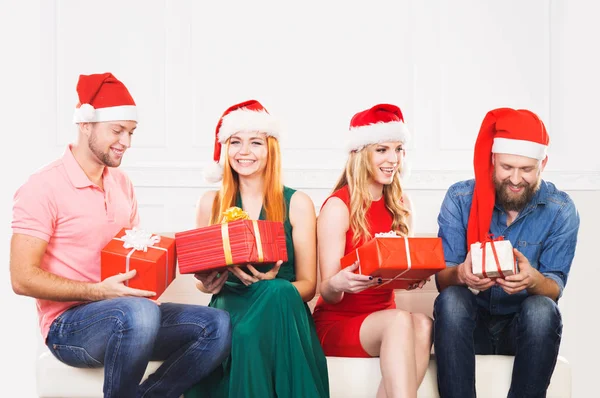 Groupe d'amis dans chapeaux de Noël célébrant — Photo