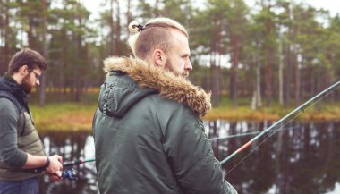 Genç erkekler çubuklar eğirme ile Balık tutma