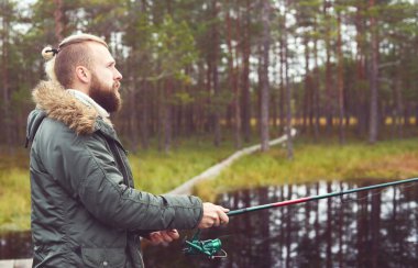 Balıkçılık iplik çubuk ile genç adam