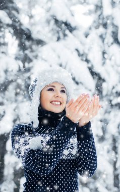 güzel kış orman genç kadın