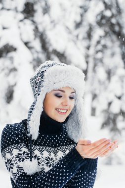 güzel kış orman genç kadın