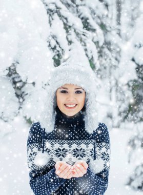 güzel kış orman genç kadın