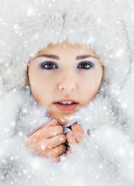 kürk şapka ve paltosunu genç kadın