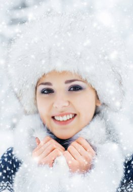 güzel kış orman genç kadın