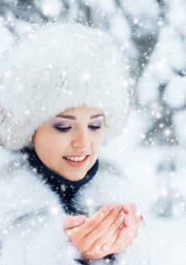 güzel kış orman genç kadın