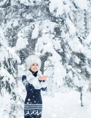 güzel kış orman genç kadın