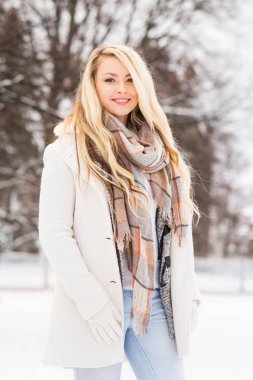 Genç ve güzel kadın buz pateni 