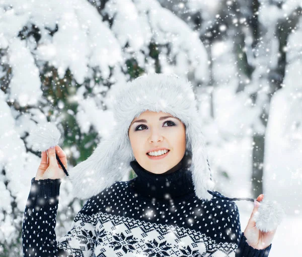 Young woman in beautiful winter forest — Stock Photo, Image