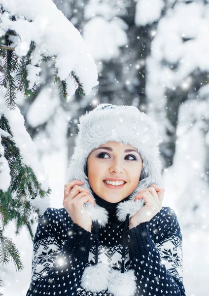 Νεαρή γυναίκα στην όμορφη Χειμώνας δάσος — Φωτογραφία Αρχείου