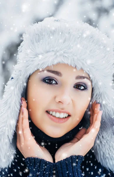 Young woman in beautiful winter forest — Stock Photo, Image