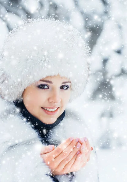 Jeune femme dans la belle forêt d'hiver — Photo
