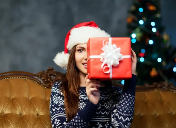 Schöne junge Frau mit Weihnachtsgeschenk — Stockfoto