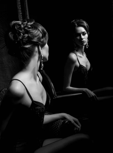 Vrouw in zwarte lingerie en kousen — Stockfoto