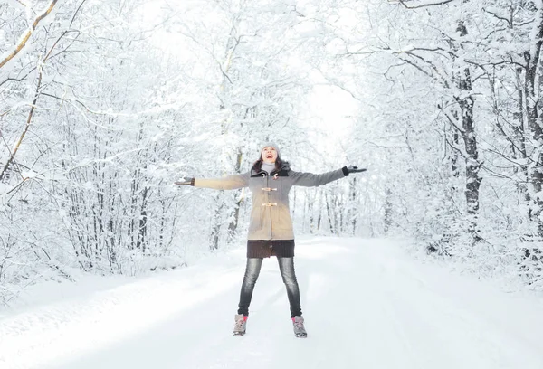 Ung kvinna i vackra vinter skog — Stockfoto