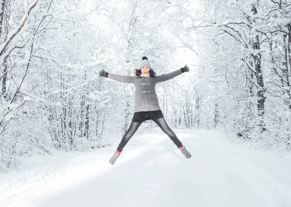 Ung kvinna i vackra vinter skog — Stockfoto