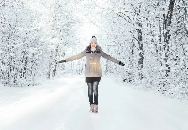 Jovem mulher na bela floresta de inverno — Fotografia de Stock