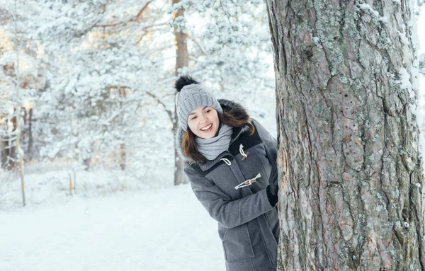 Ung kvinna i vackra vinter skog — Stockfoto