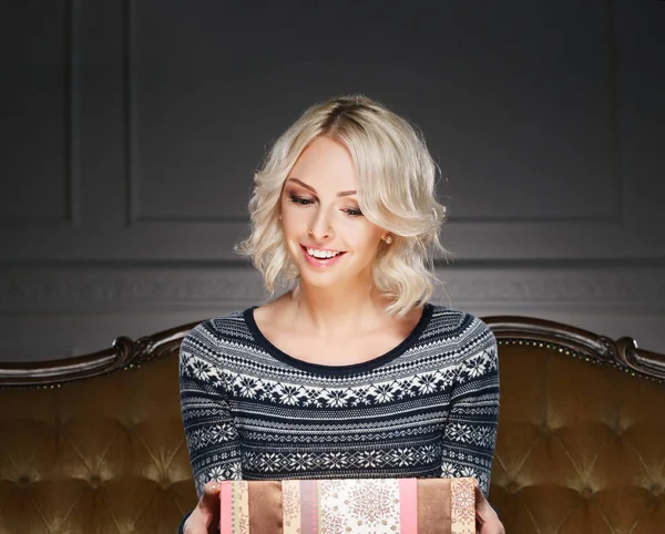 Mujer joven sosteniendo caja de regalo — Foto de Stock
