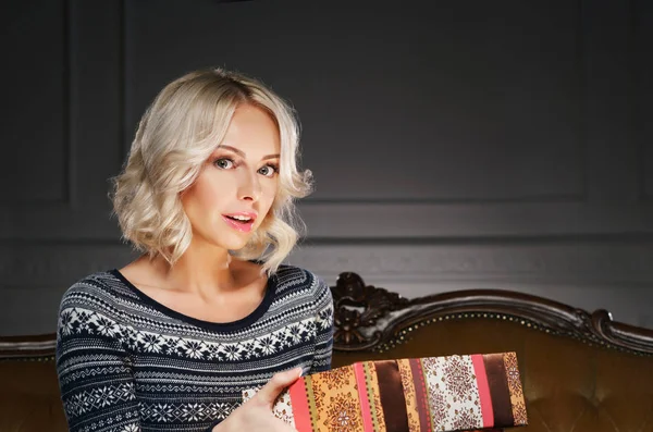 Young woman holding gift box — Stock Photo, Image