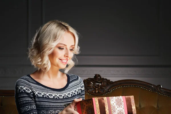 Mujer joven sosteniendo caja de regalo — Foto de Stock