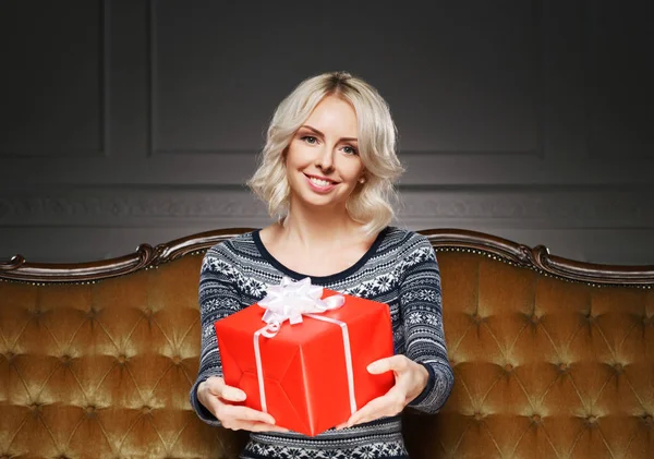 Mujer joven sosteniendo caja de regalo —  Fotos de Stock