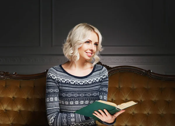 Junge Frau mit weißem Hut und blauem Pullover — Stockfoto