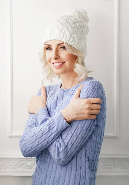 Ung kvinna i vit hatt och blå tröja — Stockfoto