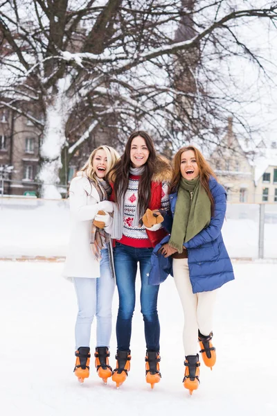 Jeunes et jolies femmes patinant — Photo