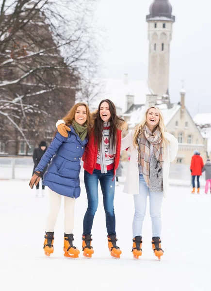 Jeunes et jolies femmes patinant — Photo