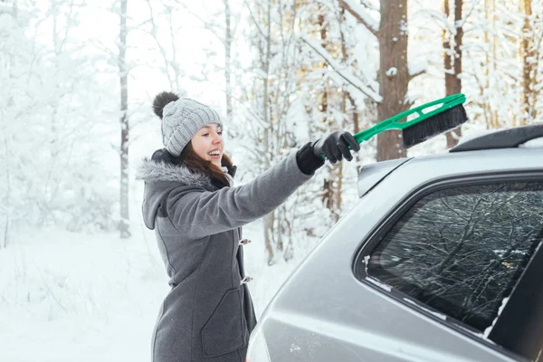 若い女性の雪の車の洗浄 ロイヤリティフリーのストック写真