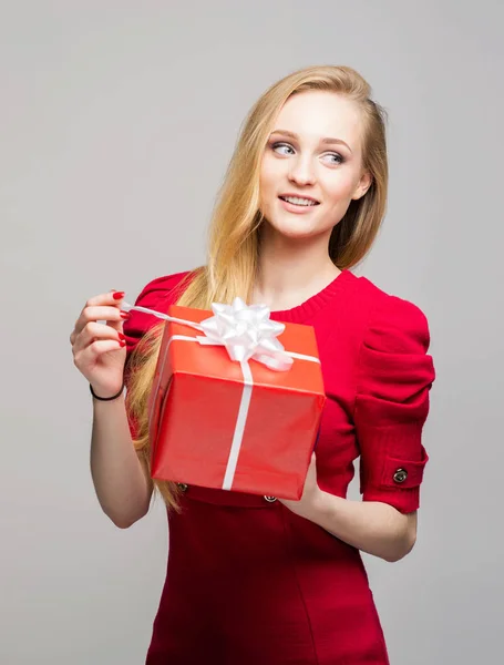 Adolescente con caja de regalo de Navidad —  Fotos de Stock
