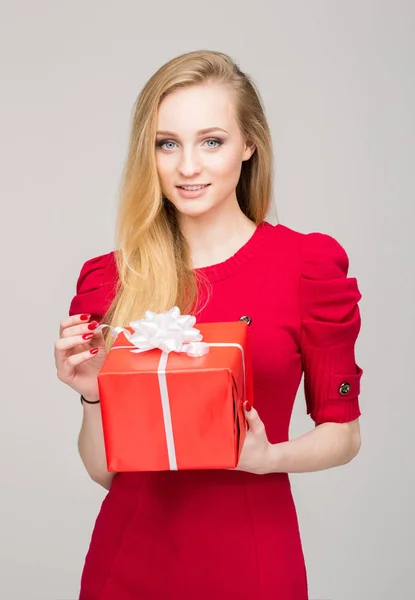 Ragazza adolescente con scatola regalo di Natale — Foto Stock