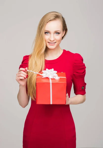 Ragazza adolescente con scatola regalo di Natale — Foto Stock