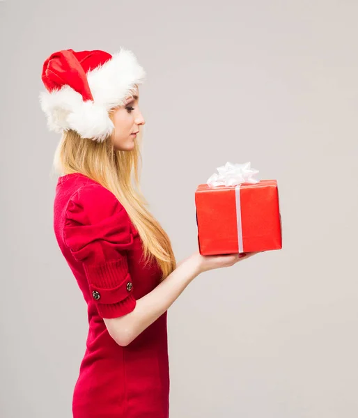 Adolescente com caixa de presente de Natal — Fotografia de Stock