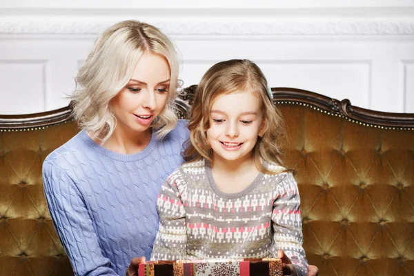 Mother and daughter celebrating Christmas at home — Stock Photo, Image