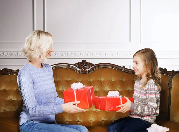 Matka a dcera slaví Vánoce doma — Stock fotografie